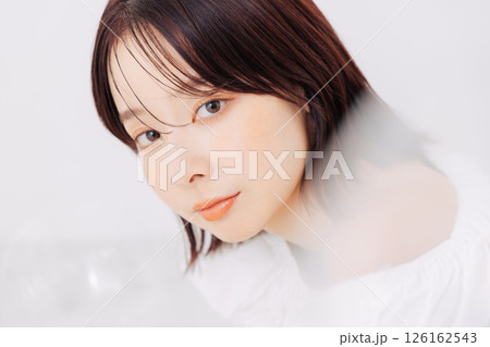 ナチュラルビューティーの若い女性 126162543