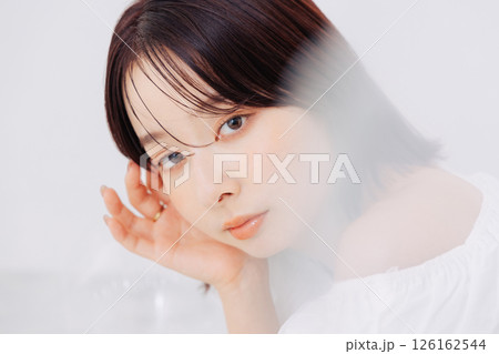 ナチュラルビューティーの若い女性 126162544