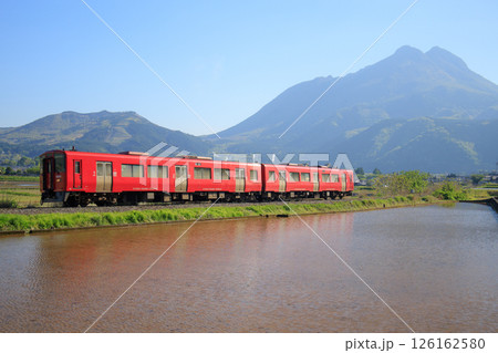 春霞の由布岳と赤い列車（JR九州　キハ200系） 126162580