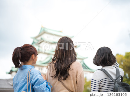 旅行をする女性のポートレート 旅行をする女性のポートレート 126163106