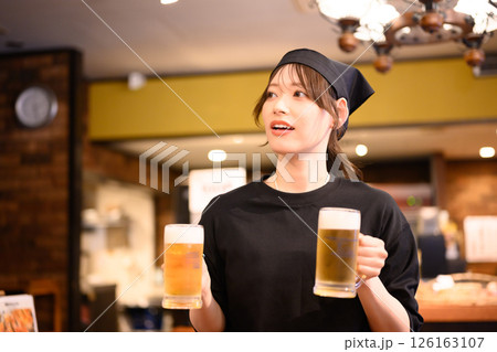 居酒屋でバイトをする女性 126163107
