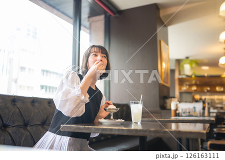 スイーツを食べる女性 126163111