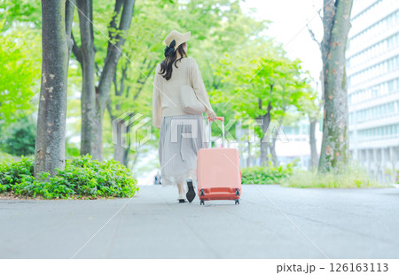 旅行をする女性のポートレート 126163113