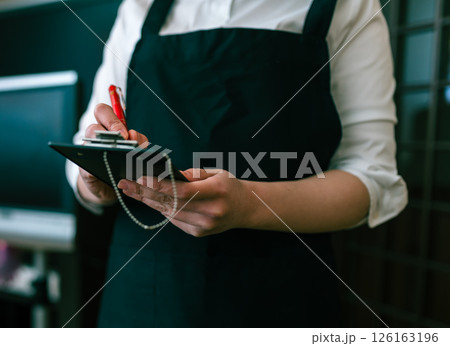 居酒屋での仕事 126163196