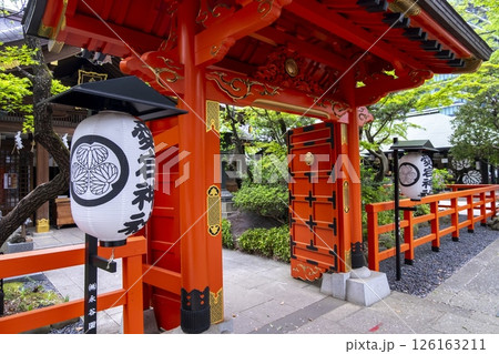 愛宕神社の朱塗りの門 (東京都港区) 126163211