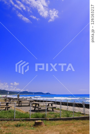 千葉県南房総市の和田浦海水浴場の青い空と海 126163217