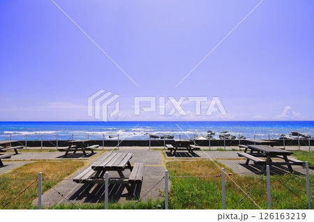 千葉県南房総市の和田浦海水浴場の青い空と海 126163219