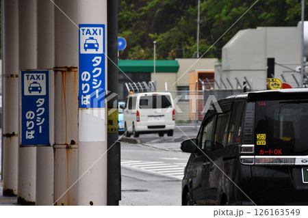 タクシー乗り場と待機車_01 126163549