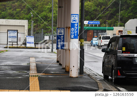 タクシー乗り場と待機車_02 126163550