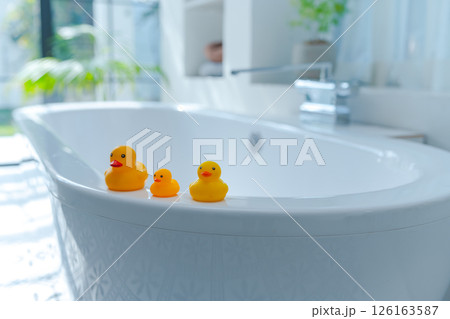 お風呂場のアヒルの人形 126163587