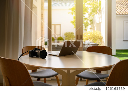 丸いテーブルのある部屋 126163589