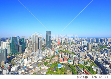 東京都港区、東京タワーと麻布台ヒルズ森JPタワーの風景 126163974