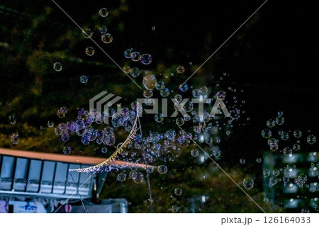 桜が満開の中、ナイトバブルショーがやっていました。とても懐かしく綺麗なしゃぼん玉が見られました。 126164033