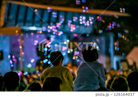 桜が満開の中、ナイトバブルショーがやっていました。とても懐かしく綺麗なしゃぼん玉が見られました。 126164037