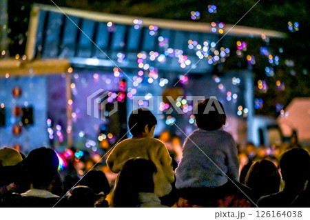 桜が満開の中、ナイトバブルショーがやっていました。とても懐かしく綺麗なしゃぼん玉が見られました。 126164038