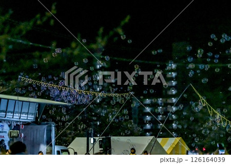 桜が満開の中、ナイトバブルショーがやっていました。とても懐かしく綺麗なしゃぼん玉が見られました。 126164039