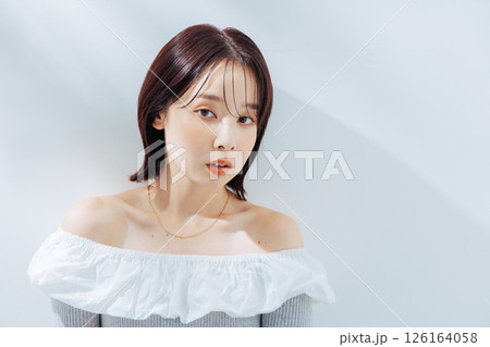 ナチュラルビューティーの若い女性 126164058