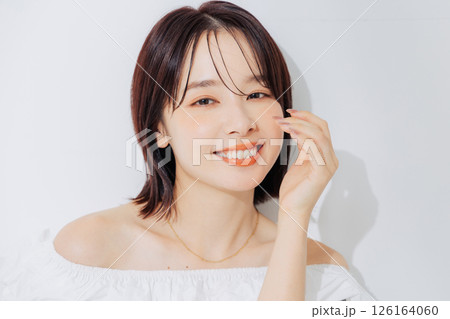 ナチュラルビューティーの若い女性 126164060