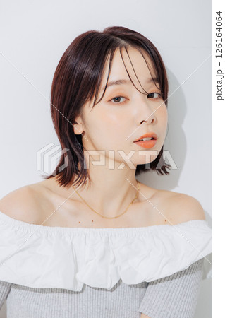 ナチュラルビューティーの若い女性 126164064