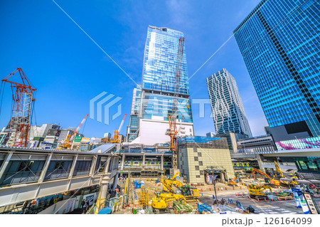 日本の東京都市景観5月13日。さよなら渋谷駅西口。閉鎖されたビルも解体進む（左側は出入口新通路）… 126164099