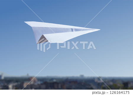 街の上を飛ぶ紙飛行機 126164175