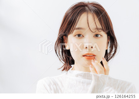 ナチュラルビューティーの若い女性 126164255