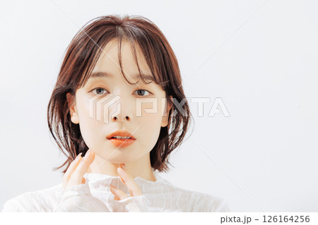 ナチュラルビューティーの若い女性 126164256