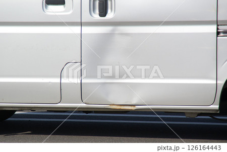 ボディの凹み　乗用車 126164443