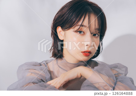 メイクアップした若い女性 メイクアップした若い女性 126164888