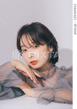 メイクアップした若い女性 メイクアップした若い女性 126164912