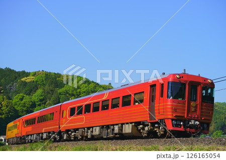 八幡浜へ向かう観光列車 伊予灘ものがたり 126165054