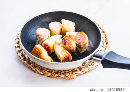 フライパンで揚げ焼き　パリパリソーセージ 126165294