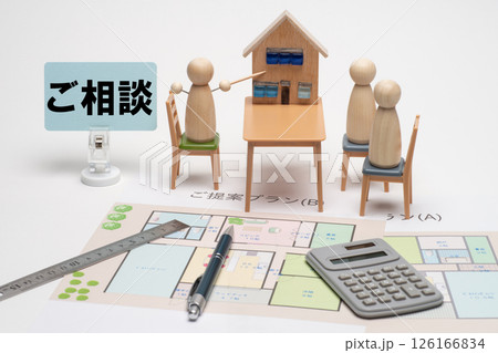 テーブルの上の模型で住宅相談のイメージ 126166834