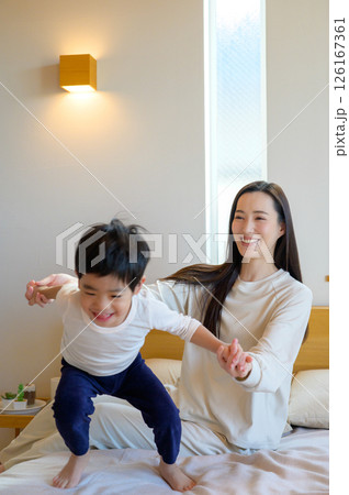 ベッドの上で遊ぶ日本人の親子 ベッドの上で遊ぶ日本人の親子 126167361