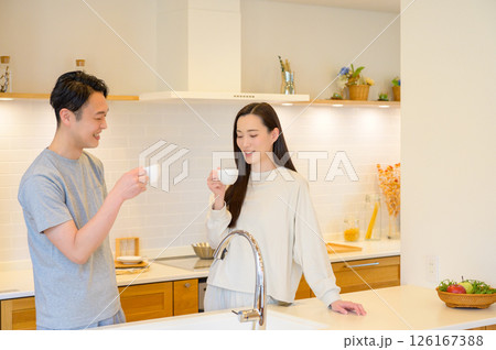 キッチンで会話をする日本人夫婦 126167388
