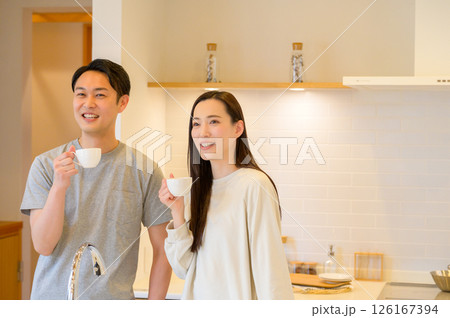 キッチンでリラックスする日本人男女 126167394