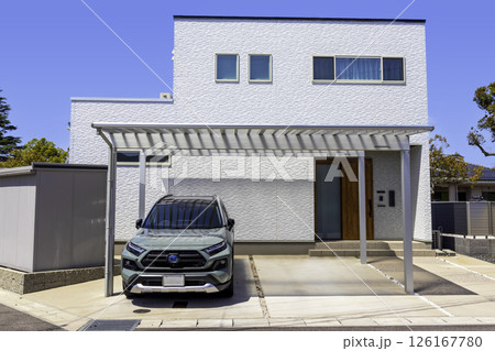 カーポートのあるシンプルモダン住宅と自動車 126167780