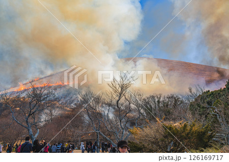 伊東市の青空に映える大室山の山焼きの風景(静岡県) 126169717