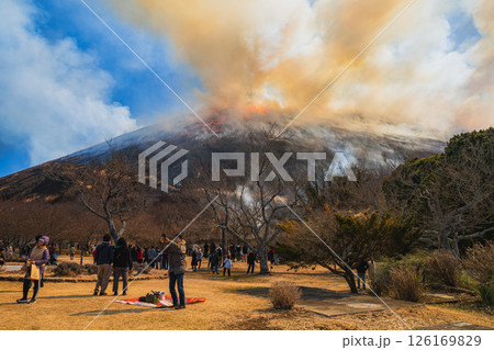 伊東市の青空に映える大室山の山焼きの風景(静岡県) 伊東市の青空に映える大室山の山焼きの風景(静岡県) 126169829