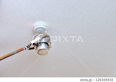 火災感知器の点検作業（点灯中） 126169838