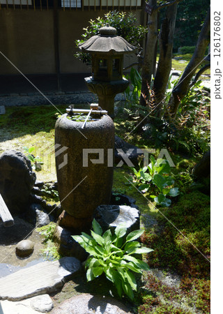 旧三井家下鴨別邸　石灯篭と手水鉢　京都市左京区下鴨 126176802