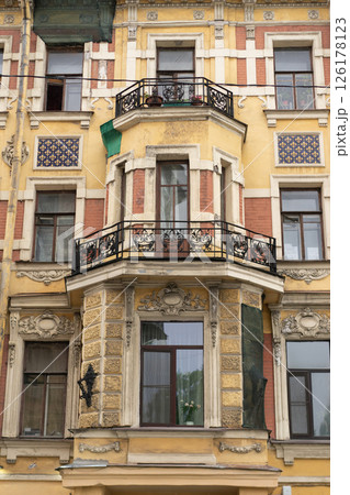 Minimalist architecture building facade of old historic house exterior. Decorative ornamental design elements of classic European style apartment building front view in Saint Petersburg, Russia Minimalist architecture building facade of old historic house exterior. Decorative ornamental design elements of classic European style apartment building front view in Saint Petersburg, Russia 126178123
