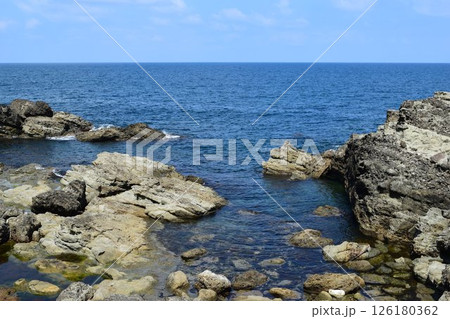 庄内海岸の岩場風景 126180362