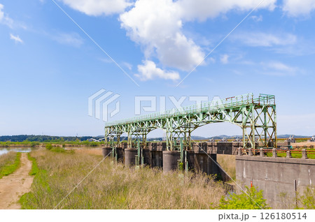 信濃川　旧可動堰のゲート 126180514