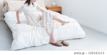 足が攣る妊婦（こむら返り） 126181213