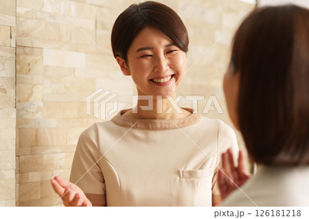 カウンセリングするエステティシャン 126181218