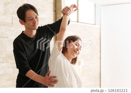 リラクゼーションスタッフと客のシニア女性 126181221