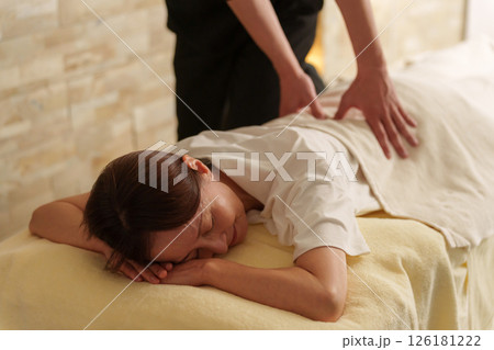 リラクゼーションスタッフと客のシニア女性 126181222