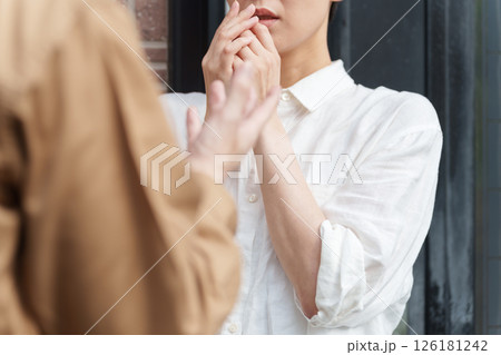 家に訪問した業者を嫌がる女性 家に訪問した業者を嫌がる女性 126181242