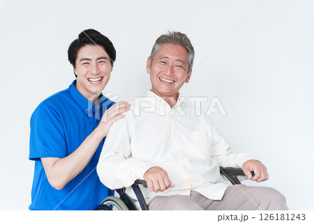 男性介護士と車椅子に乗った高齢者男性 男性介護士と車椅子に乗った高齢者男性 126181243